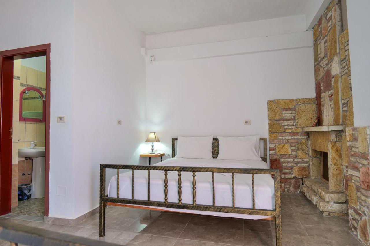 John'S Guesthouse Ксамил Экстерьер фото
