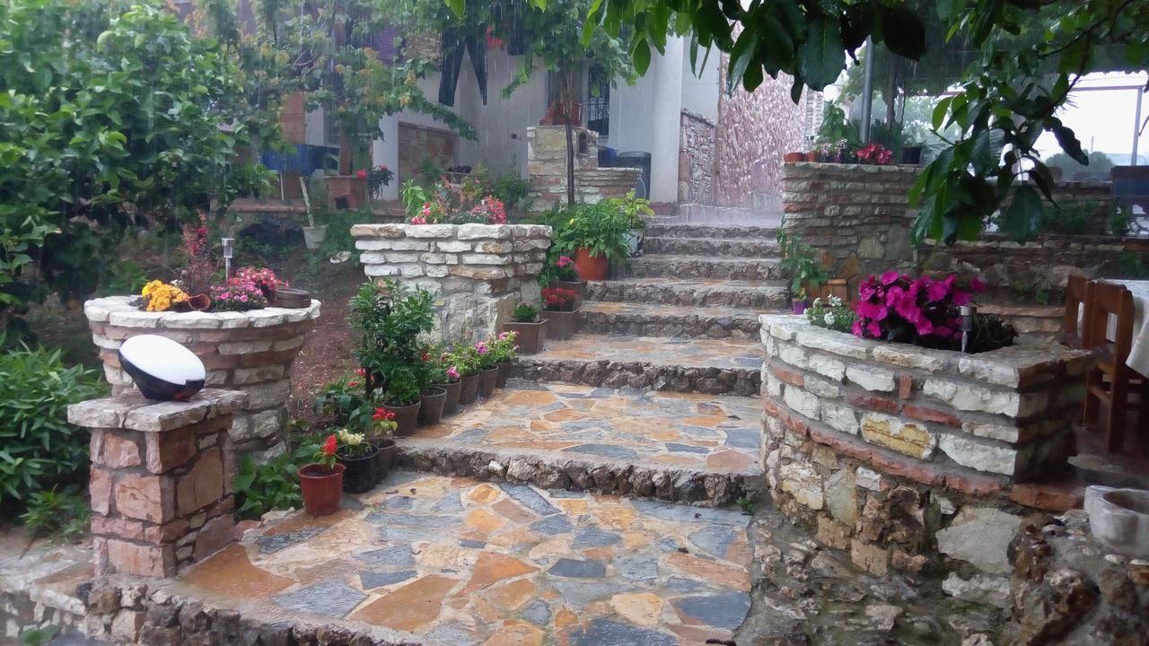 John'S Guesthouse Ксамил Экстерьер фото