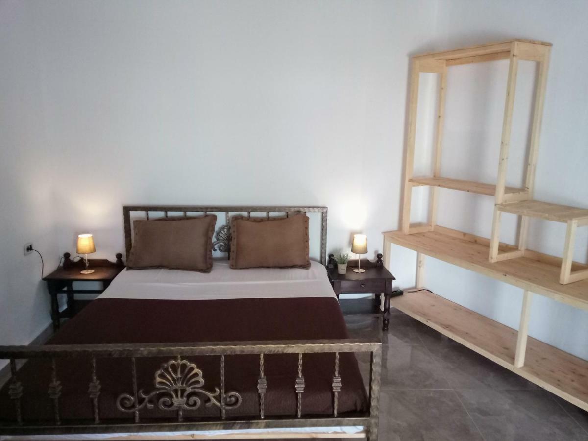 John'S Guesthouse Ксамил Экстерьер фото